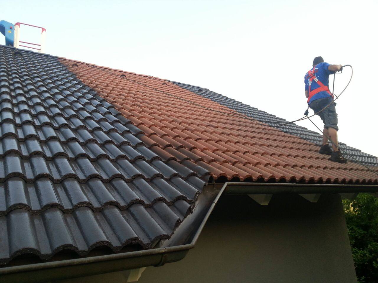 Dachbeschichtung durch aufsprühen von Farbe